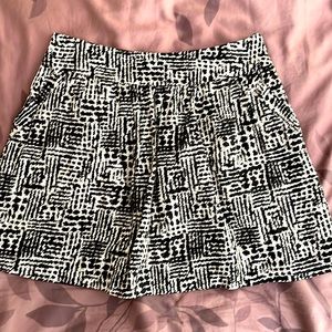 5For$15 xxi- mini skirt size L black and white has lining and two front pockets